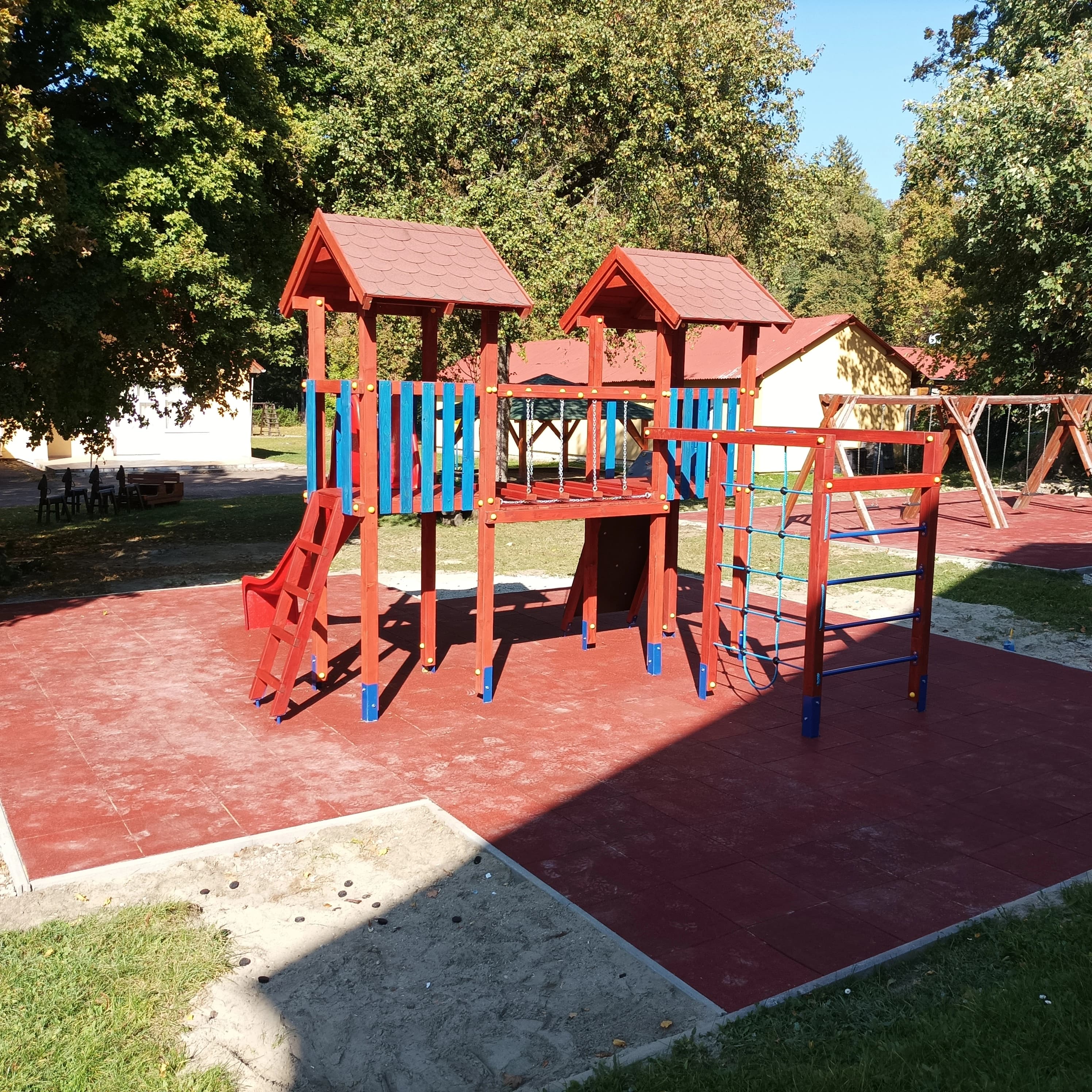 Kéttornyú fa játszóvár mászókombinációval – Szilvásvárad