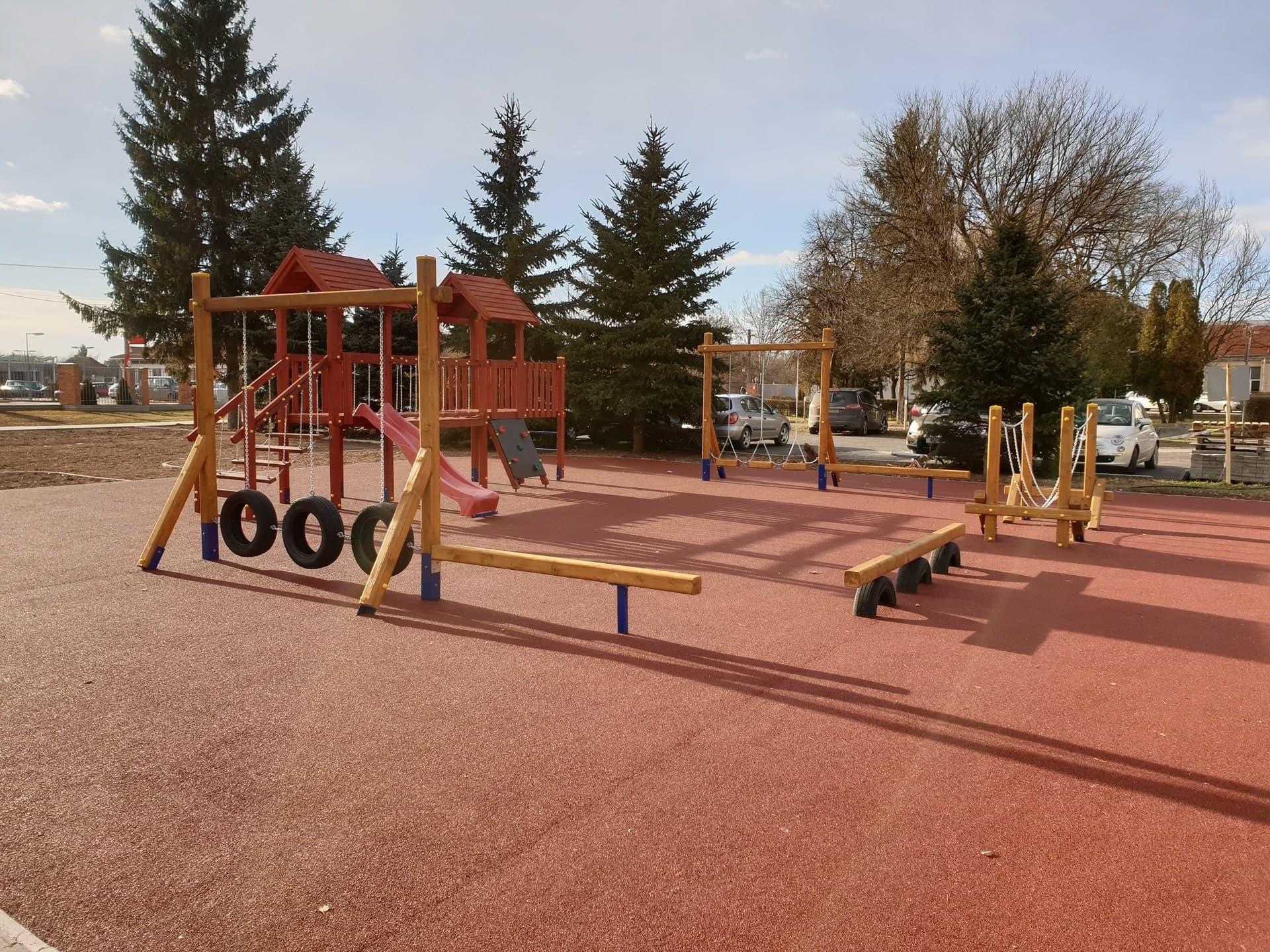 Fa játszótér tervezése és kivitelezése parkos környezetben