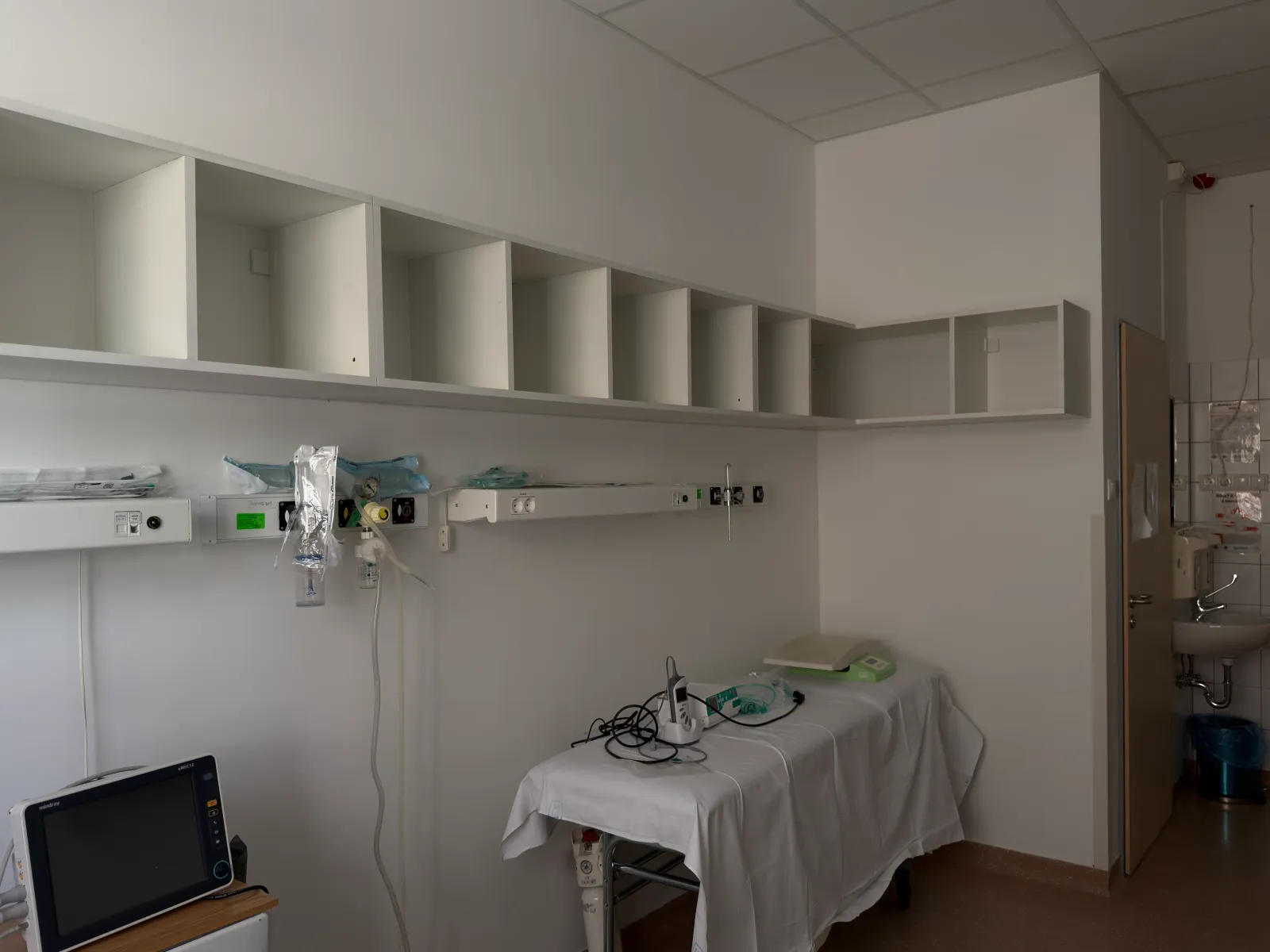Fehér tárolószekrények a Terra Forte Bau-tól az egri kórháznak