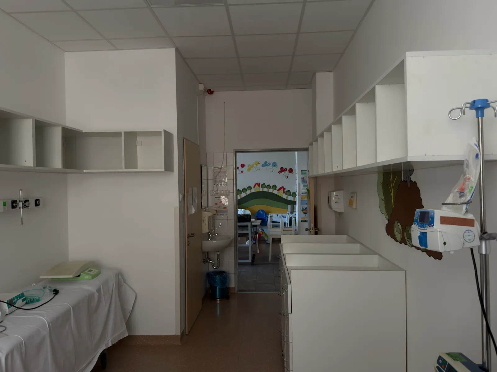 Fehér fali tárolószekrény a kórházi részlegen